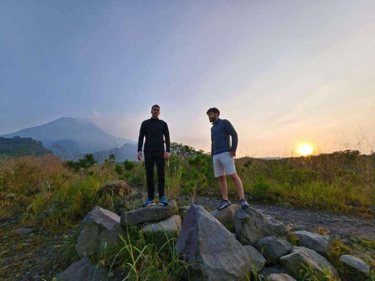yogyakarta-borobudurclimb-up-temple-sunrise-mt-merapi