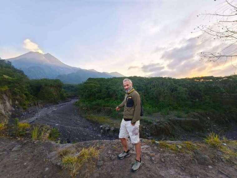 yogyakarta-borobudurclimb-up-temple-sunrise-mt-merapi