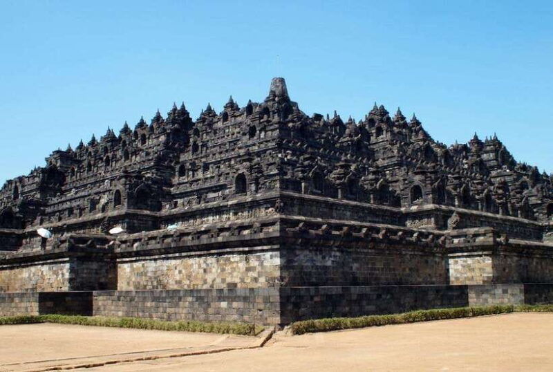 yogyakarta-breakfast-at-borobudur-prambanan-private-tour