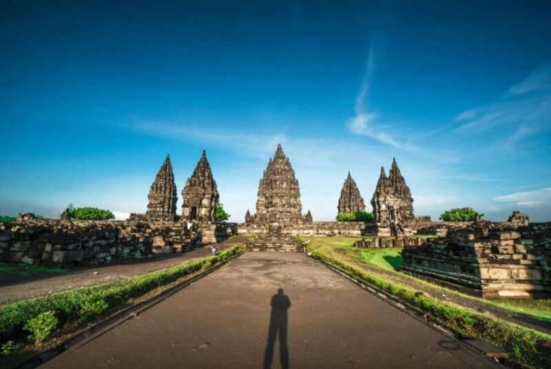 yogyakarta-breakfast-at-borobudur-prambanan-private-tour