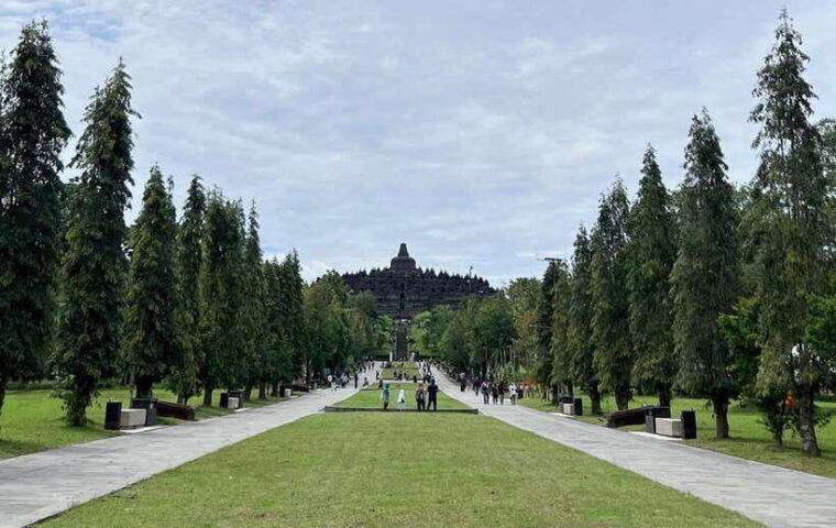 yogyakarta-breakfast-at-borobudur-prambanan-private-tour