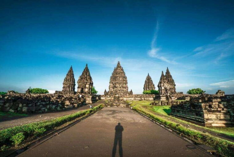 yogyakarta-breakfast-at-borobudur-prambanan-private-tour