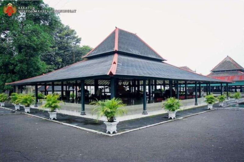 yogyakarta-city-tour-visiting-historic-buildings-and-crafts