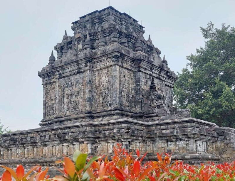 yogyakarta-climbing-the-borobudur-structure-and-prambanan-temple