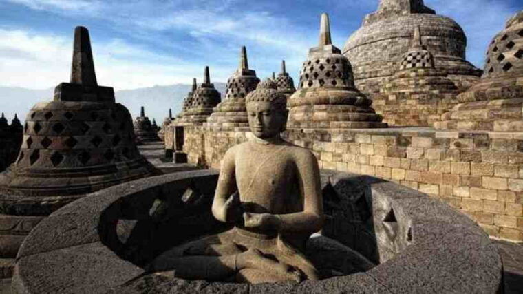 yogyakarta-climbing-the-borobudur-structure-and-prambanan-temple