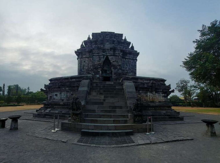 yogyakarta-climbing-the-borobudur-structure-and-prambanan-temple