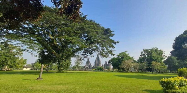 yogyakarta-discover-jomblang-cave-prambanan-temple