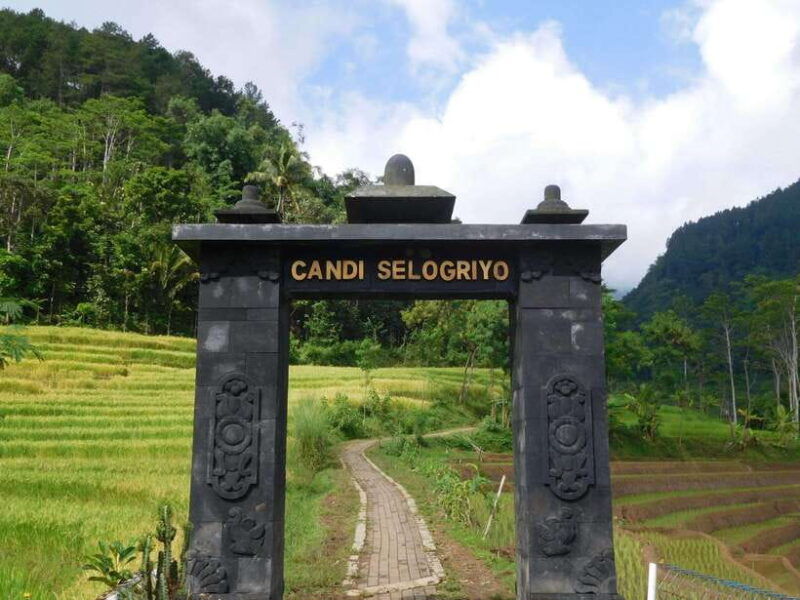 yogyakarta-explore-nepal-of-java-selogriyo-temple