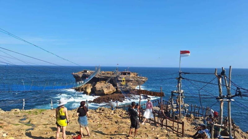 yogyakarta-explore-pindul-cave-oyo-river-timang-beach