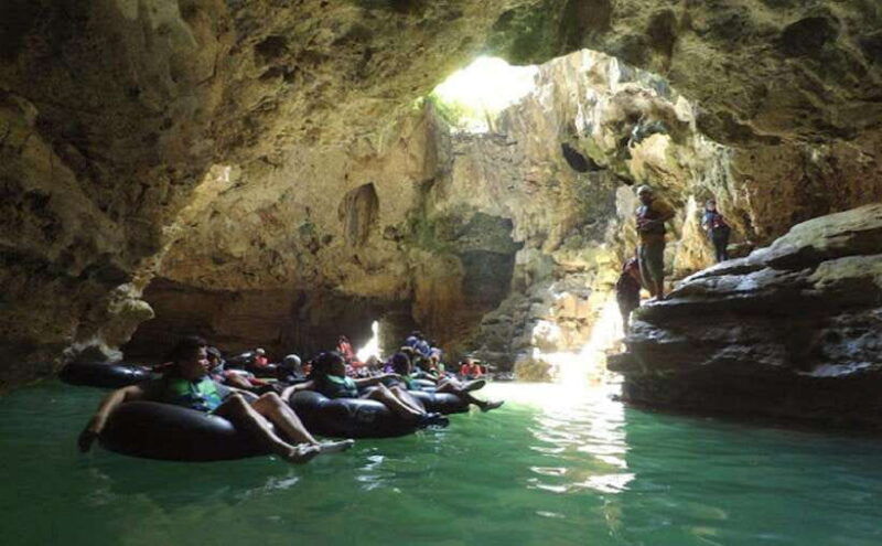 yogyakarta-explore-pindul-cave-oyo-river-timang-beach