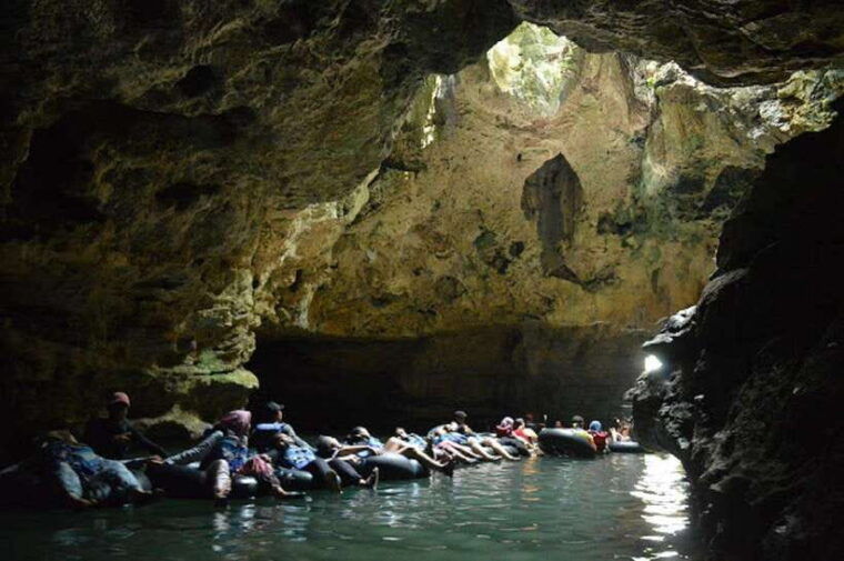 yogyakarta-explore-pindul-cave-oyo-river-timang-beach