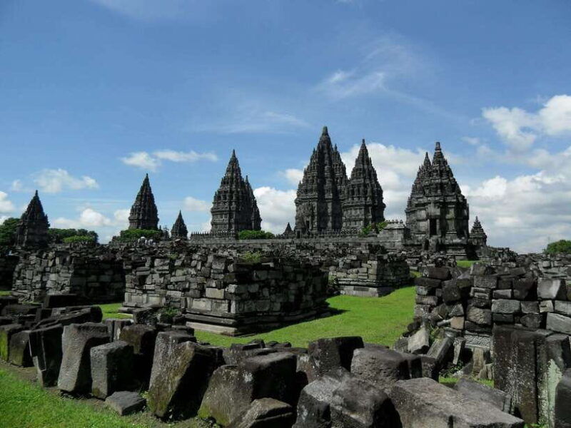 yogyakarta-family-tour-to-borobudur-prambanan-guide