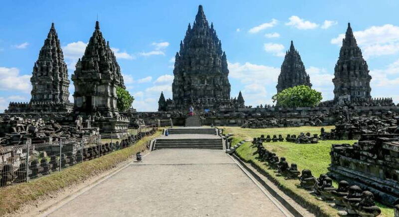 yogyakarta-family-tour-to-borobudur-prambanan-guide