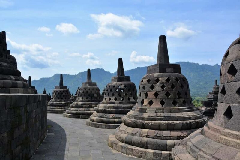 Yogyakarta: Guaranteed Borobudur Climb up Shared Guided Tour - What Makes This Tour Stand Out?