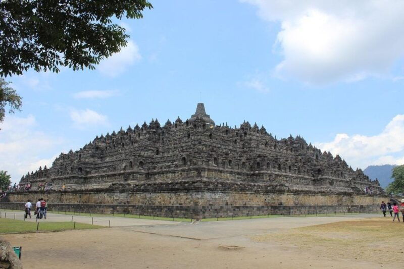 yogyakarta-guided-tour-to-borobudur-climb-full-access