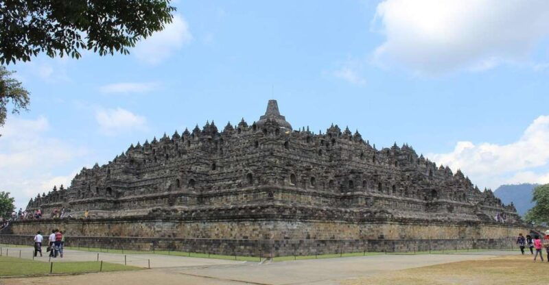 yogyakarta-guided-tour-to-borobudur-climb-full-access