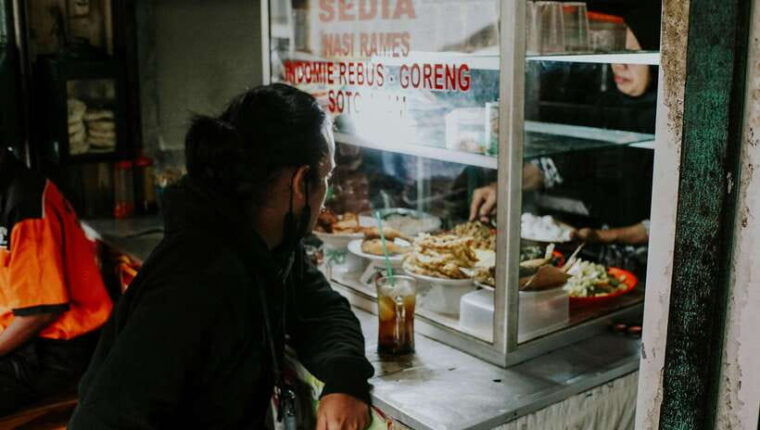 yogyakarta-historical-night-walk-and-street-food-tasting