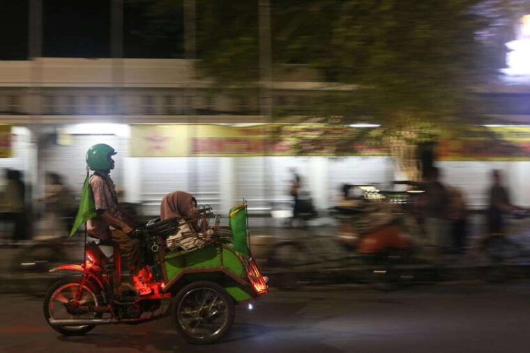 yogyakarta-historical-night-walk-and-street-food-tasting
