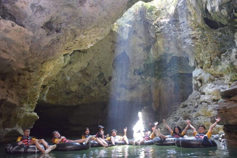 yogyakarta-jomblang-cave-and-pindul-cave-tour