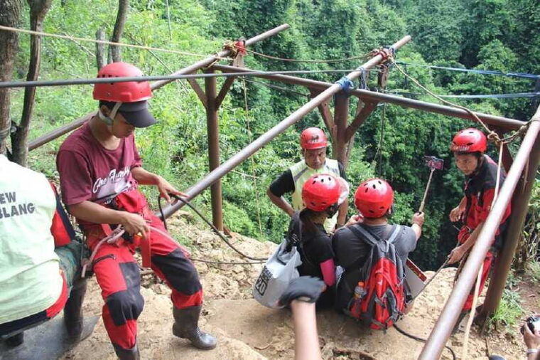 yogyakarta-jomblang-cave-and-pindul-cave-tour-with-lunch