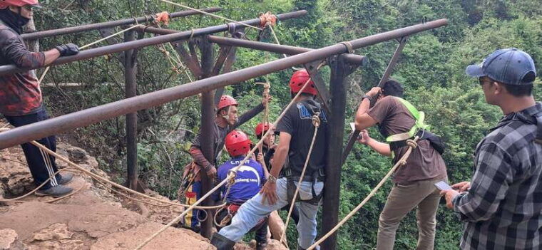 yogyakarta-jomblang-cave-and-timang-beach