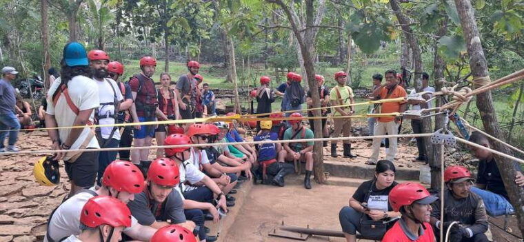 yogyakarta-jomblang-cave-and-timang-beach