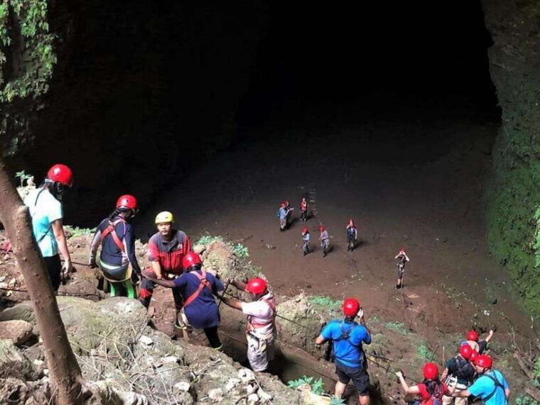 yogyakarta-jomblang-cave-pindul-cave-and-oyo-river-tubing