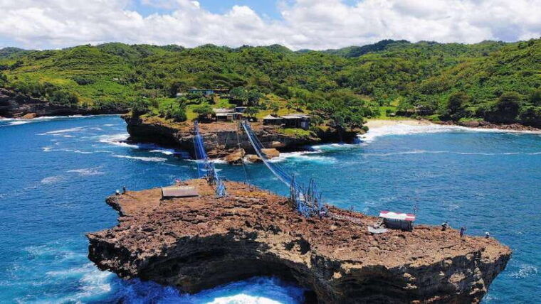 yogyakarta-jomblang-cave-timang-beach-with-lunch-gondola