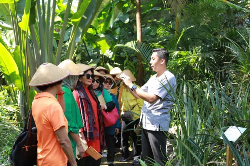 Yogyakarta/Magelang: Selogriyo Temple and Weaving Tour - Exploring Selogriyo Temple: An Ancient Landmark Surrounded by Beauty