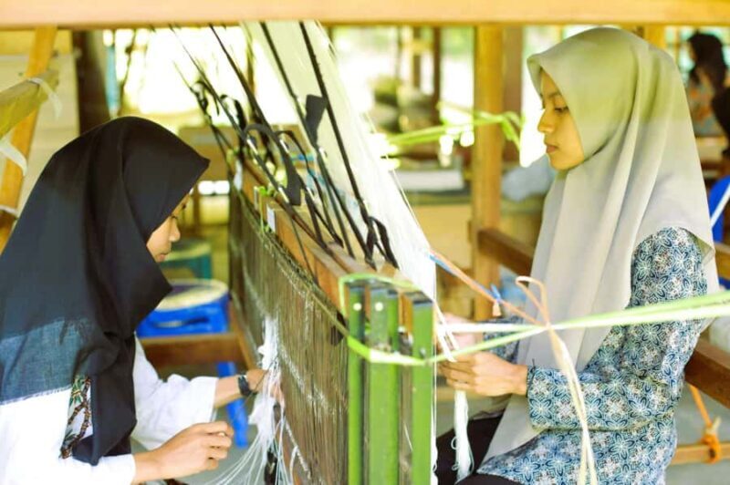 Yogyakarta/Magelang: Selogriyo Temple and Weaving Tour - A Taste of Local Flavors