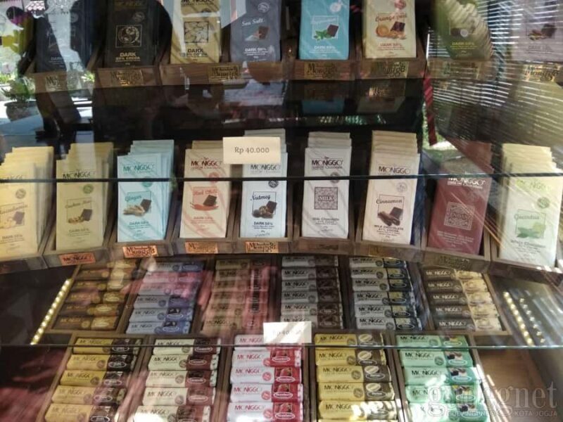 Yogyakarta: Make Your Own Chocolate Monggo and Pottery - Key Points