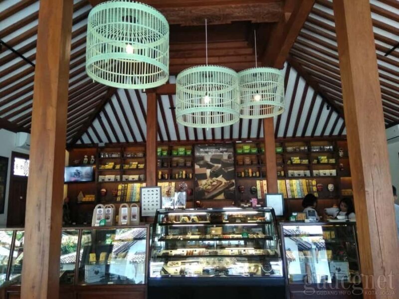 Yogyakarta: Make Your Own Chocolate Monggo and Pottery - Introduction to a Creative Day in Yogyakarta