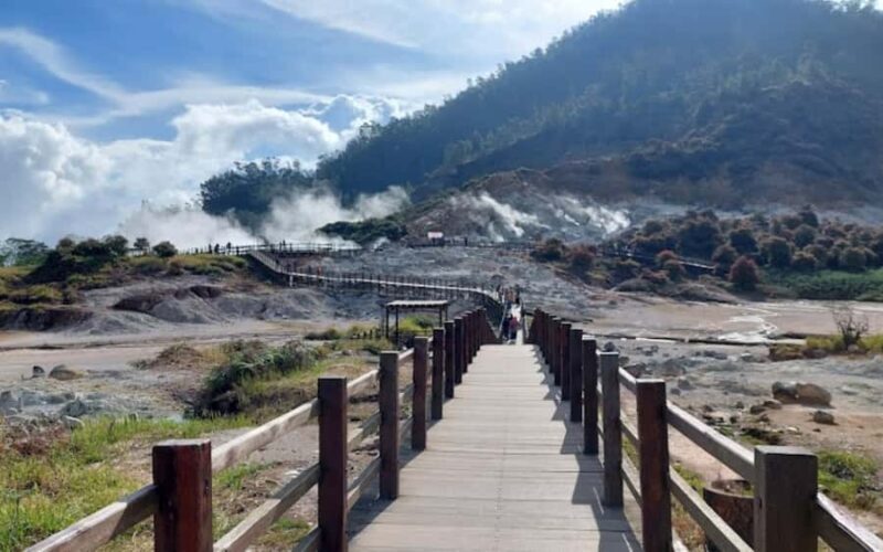 Yogyakarta: Menjer Lake Bamboo Boat Tour with Lunch - Practicalities and Tips for Travelers