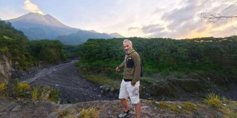 yogyakarta-merapi-sunrise-jomblang-cave-timang-beach-trip