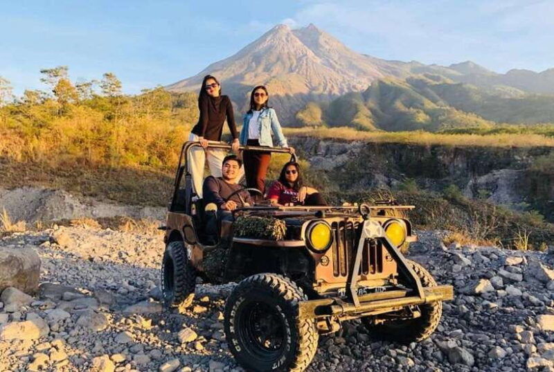 yogyakarta-merapi-volcano-sunrise-borobudur-prambanan