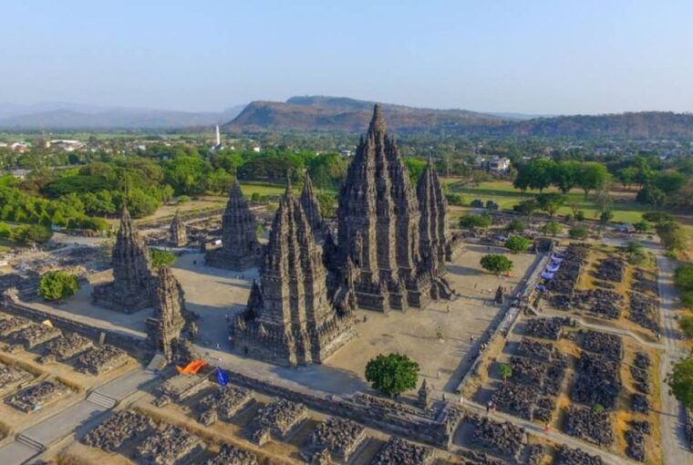 yogyakarta-merapi-volcano-sunrise-borobudur-prambanan