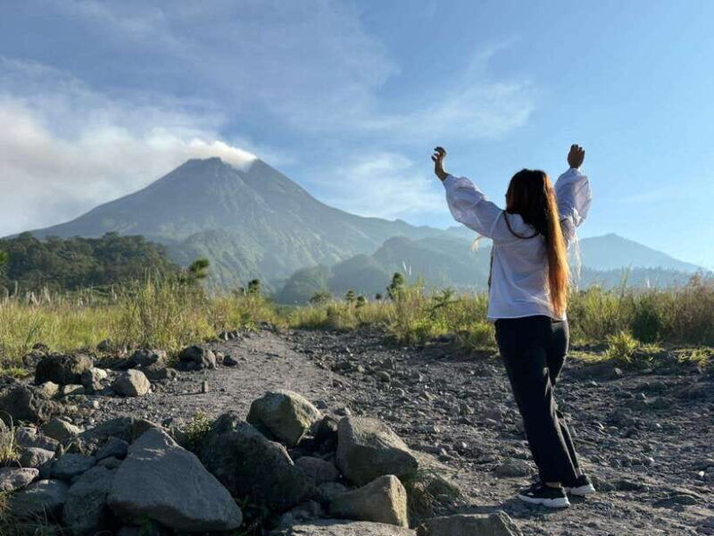 yogyakarta-mount-merapi-jeep-4x4-tour-borobudur-climbup