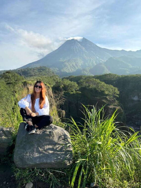 yogyakarta-mount-merapi-jeep-4x4-tour-borobudur-climbup