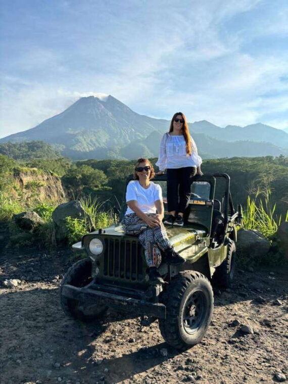 yogyakarta-mount-merapi-jeep-4x4-tour-borobudur-climbup