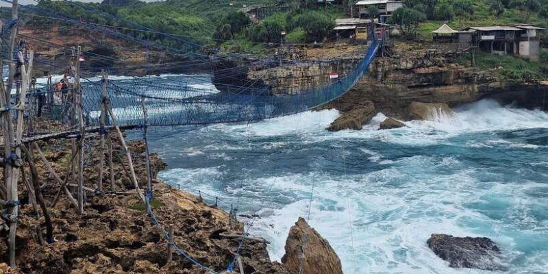yogyakarta-mount-merapi-jomblang-cave-timang-beach-tour