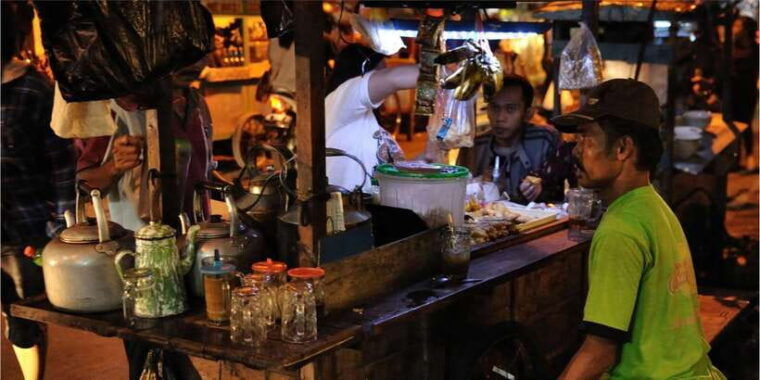 yogyakarta-night-walking-and-street-food-tasting-tour