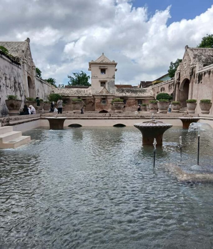 Yogyakarta: Palace, Taman Sari, & Borobudur Day Trip - Discover the Best of Yogyakarta: Palace, Taman Sari, & Borobudur Day Trip