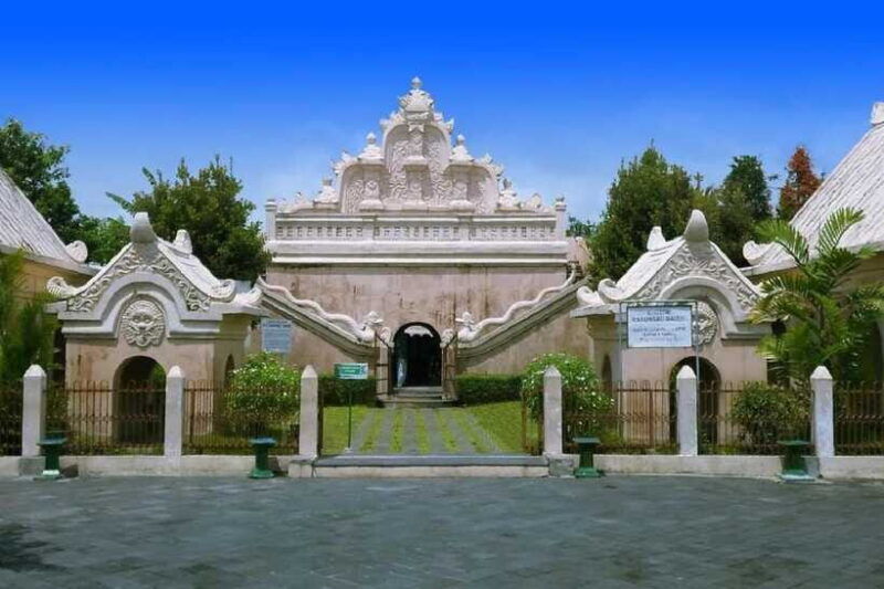 yogyakarta-palace-water-castle-and-prambanan-temple-tour
