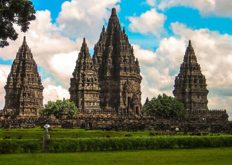 yogyakarta-prambanan-borobudur-climb-up-temple-ramayana