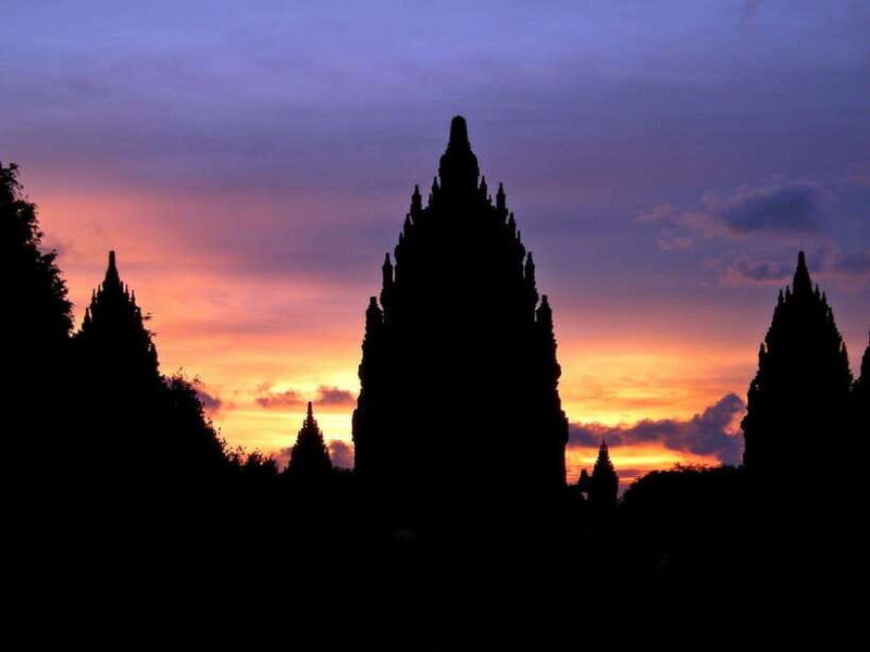 yogyakarta-prambanan-borobudur-climb-up-temple-ramayana