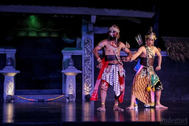 yogyakarta-prambanan-borobudur-climb-up-temple-ramayana