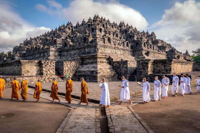 yogyakarta-prambanan-borobudur-climb-up-temple-ramayana