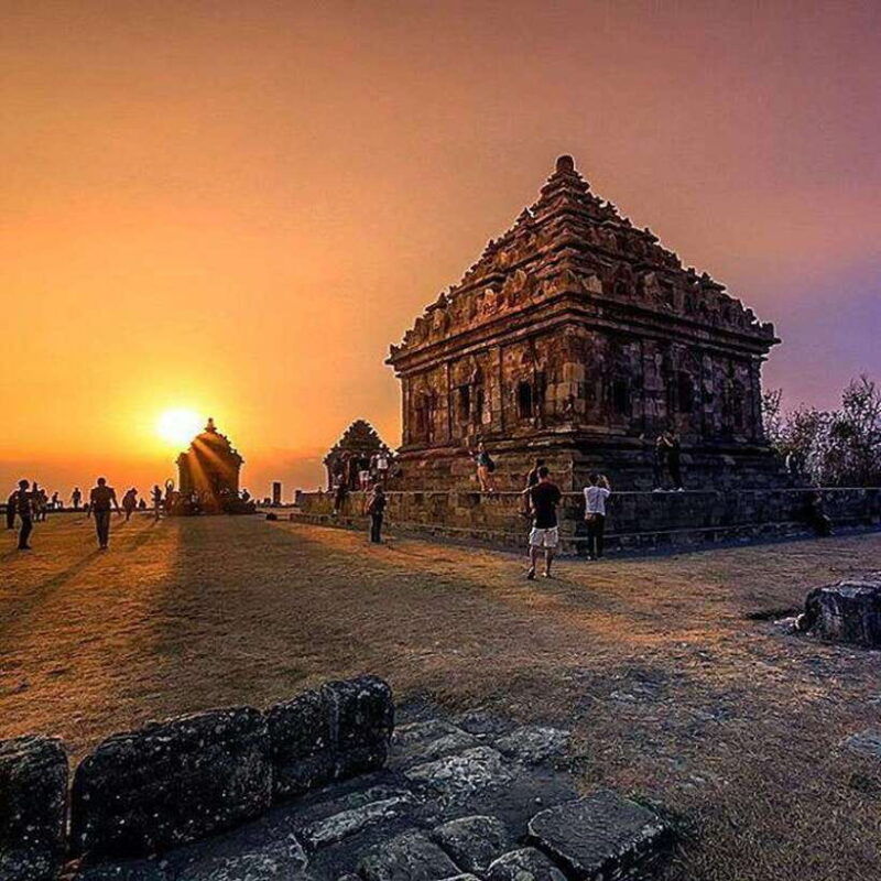 yogyakarta-prambanan-temple-guided-tour-and-golden-sunset