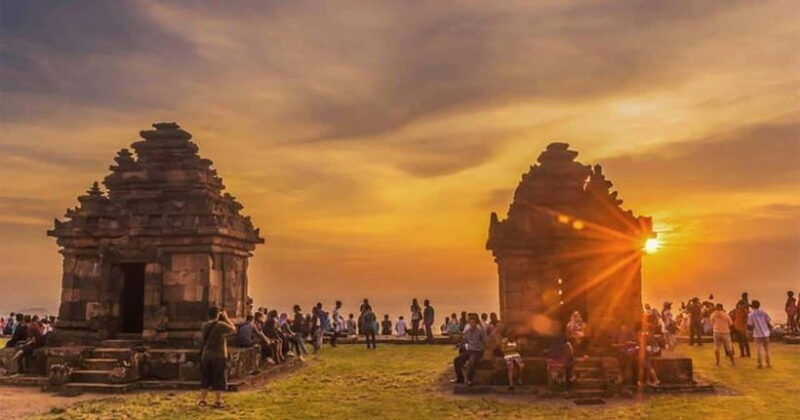 yogyakarta-prambanan-temple-guided-tour-and-golden-sunset