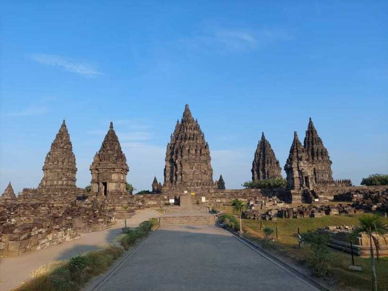 yogyakarta-prambanan-temple-guided-tour-and-golden-sunset